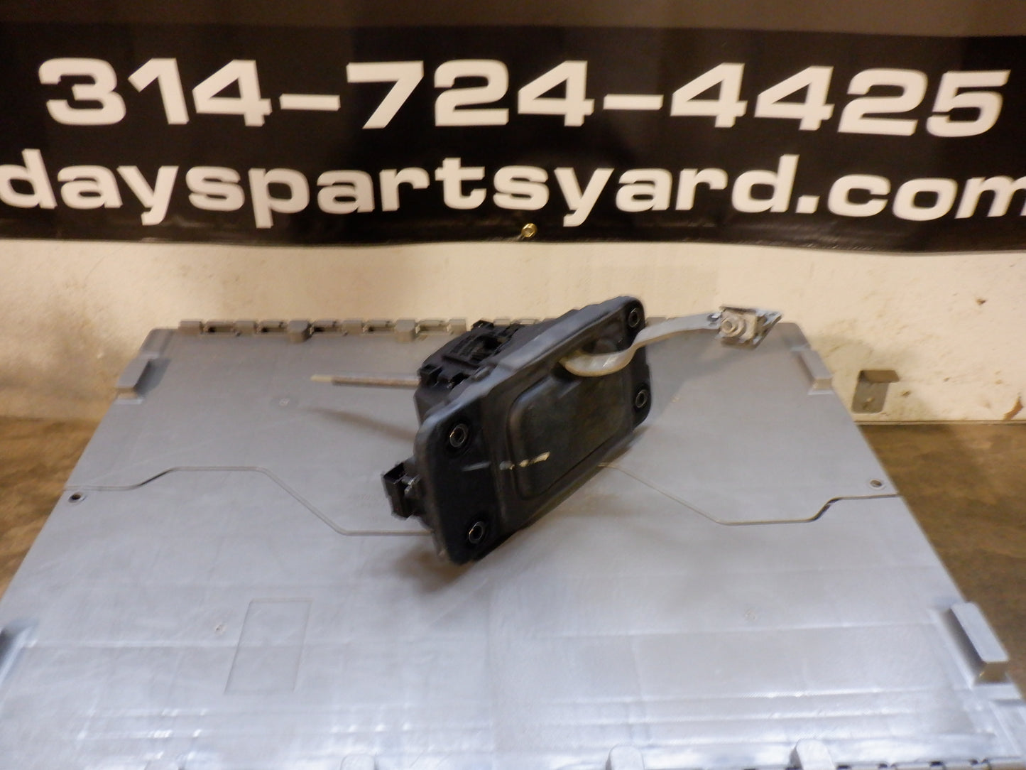 2009 Cadillac CTS-V Sedan Shifter 25947962 / 25947961 OEM - Day's Parts Yard
