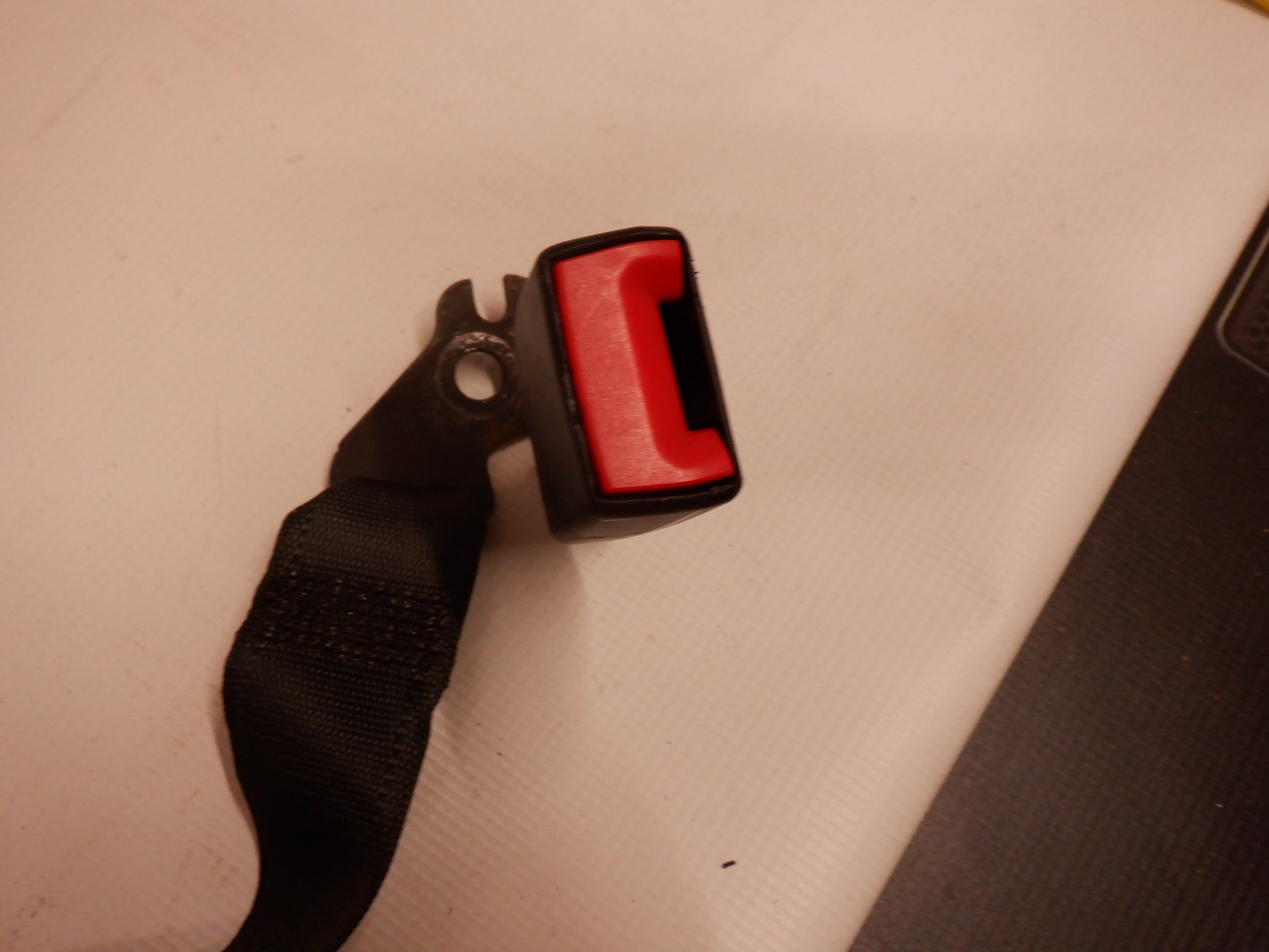 2009 Pontiac G8 Rear Seat Belt Buckle Retractor Rear Center 92204566 OEM - Day's Parts Yard