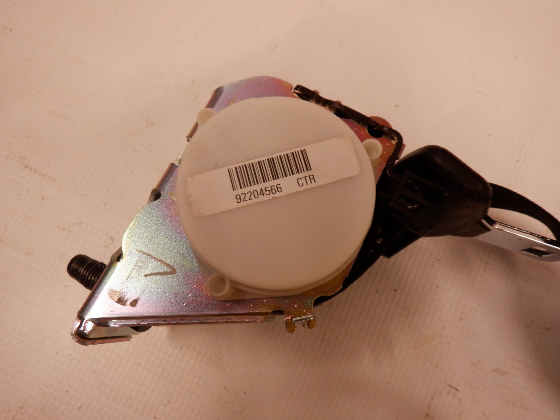 2009 Pontiac G8 Rear Seat Belt Buckle Retractor Rear Center 92204566 OEM - Day's Parts Yard
