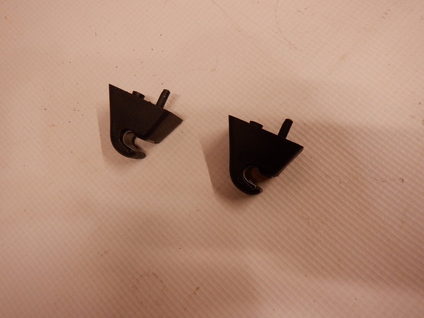 2005 Pontiac GTO Sun Visor Shade Clips RH LH Black 90379434 OEM - Day's Parts Yard