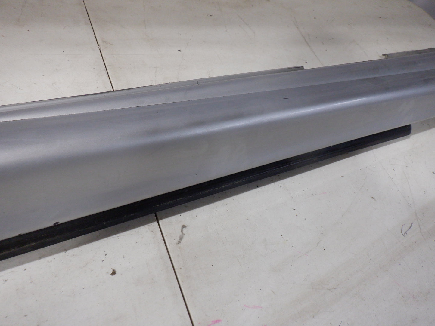 2005 Pontiac GTO RH Passenger Rocker Molding Panel 92059936 92078056 OEM - Day's Parts Yard