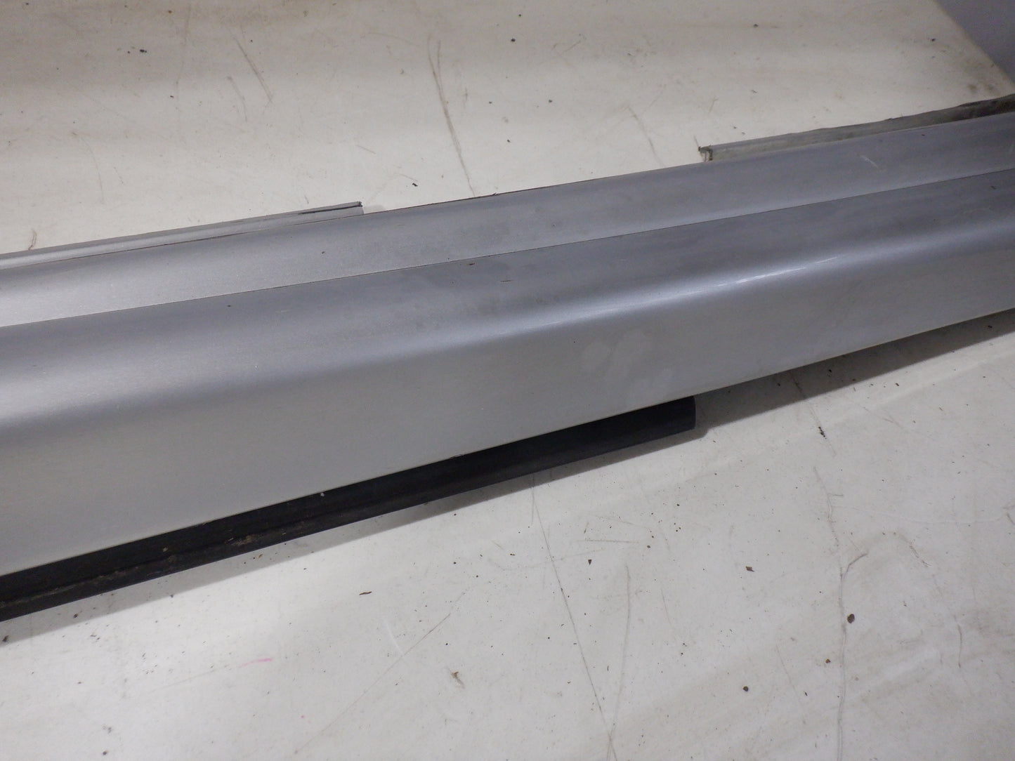 2005 Pontiac GTO RH Passenger Rocker Molding Panel 92059936 92078056 OEM - Day's Parts Yard