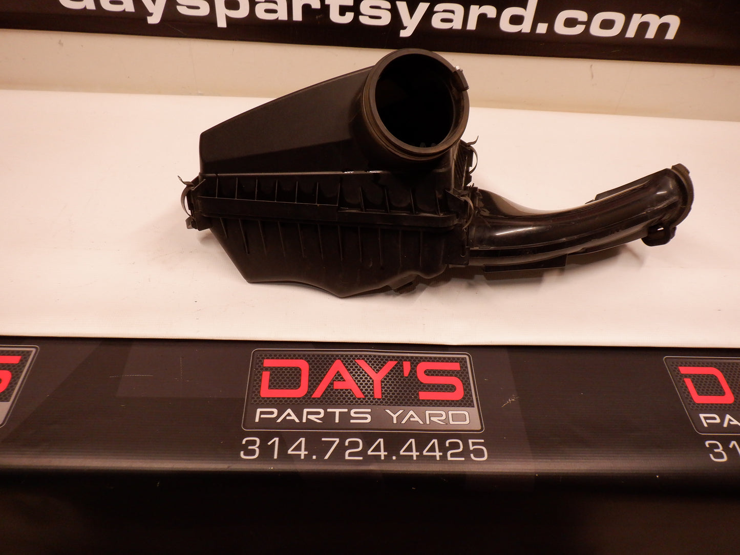 2008-2009 Pontiac G8 Intake Box, Filter, Lower Housing Body 92066876, 92066872, 92066872 OEM - Day's Parts Yard
