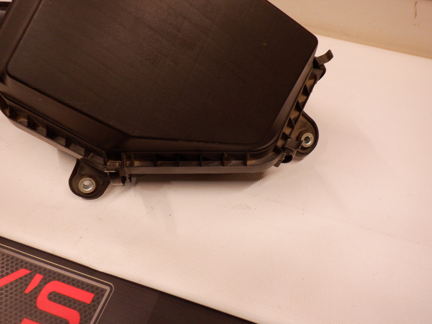 2008-2009 Pontiac G8 Intake Box, Filter, Lower Housing Body 92066876, 92066872, 92066872 OEM - Day's Parts Yard