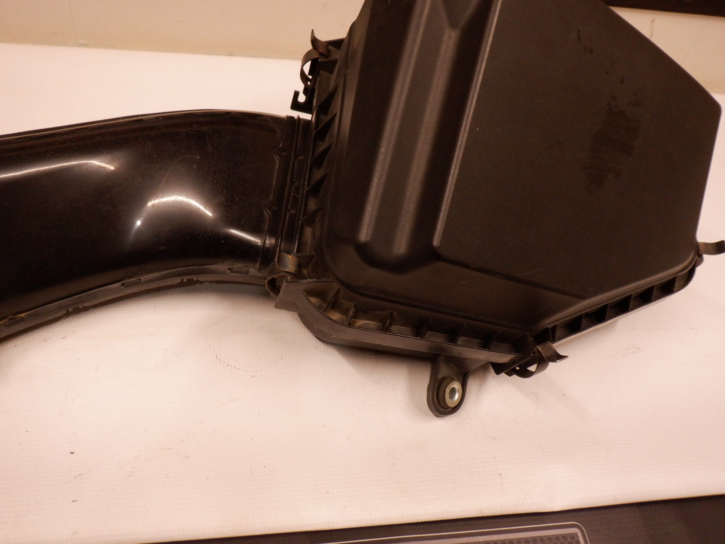 2008-2009 Pontiac G8 Intake Box, Filter, Lower Housing Body 92066876, 92066872, 92066872 OEM - Day's Parts Yard