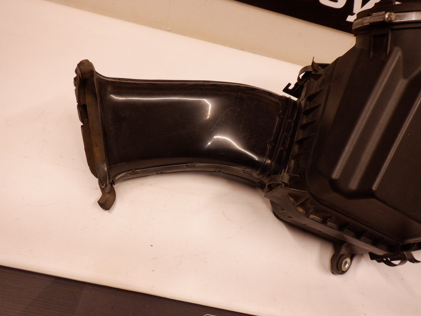 2008-2009 Pontiac G8 Intake Box, Filter, Lower Housing Body 92066876, 92066872, 92066872 OEM - Day's Parts Yard