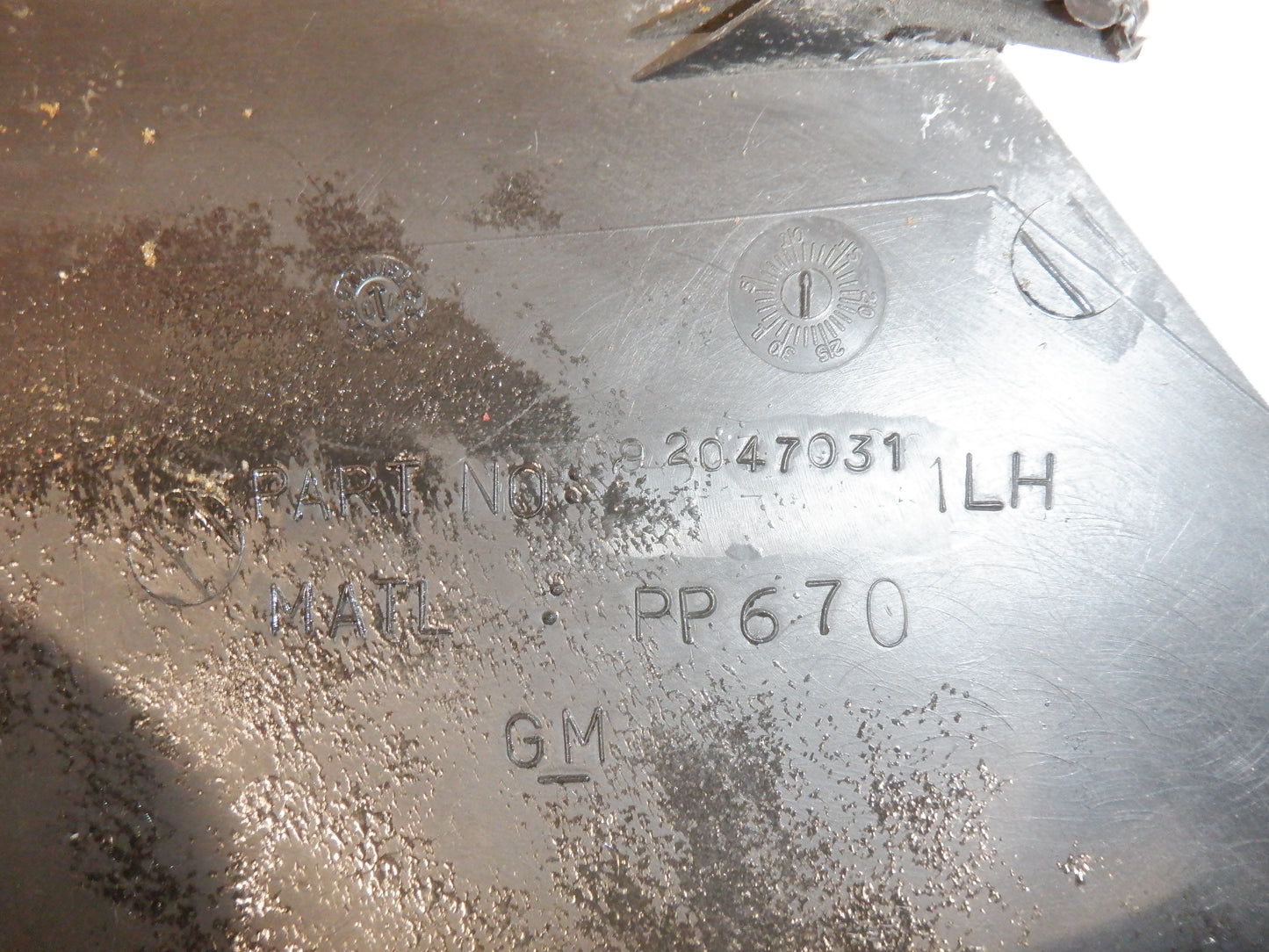 2004-2006 Pontiac GTO LH Drivers Side Kick Panel 92047031 OEM - Day's Parts Yard