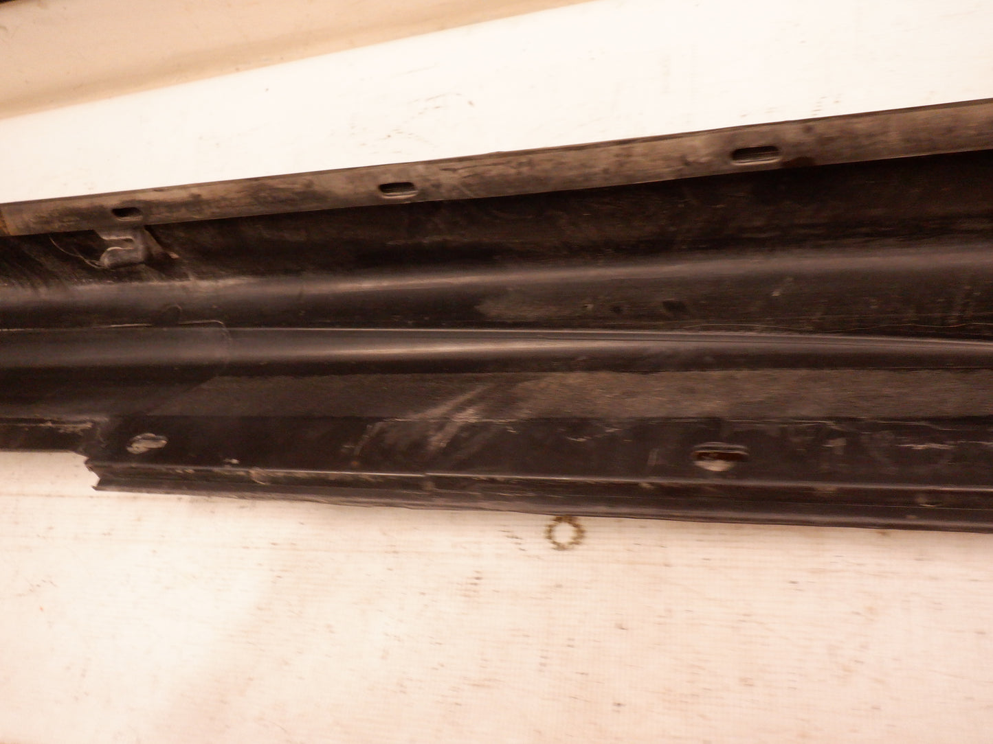 2006 Pontiac GTO LH Driver Rocker Molding Panel Trim Black 92059937 92078057 OEM - Day's Parts Yard
