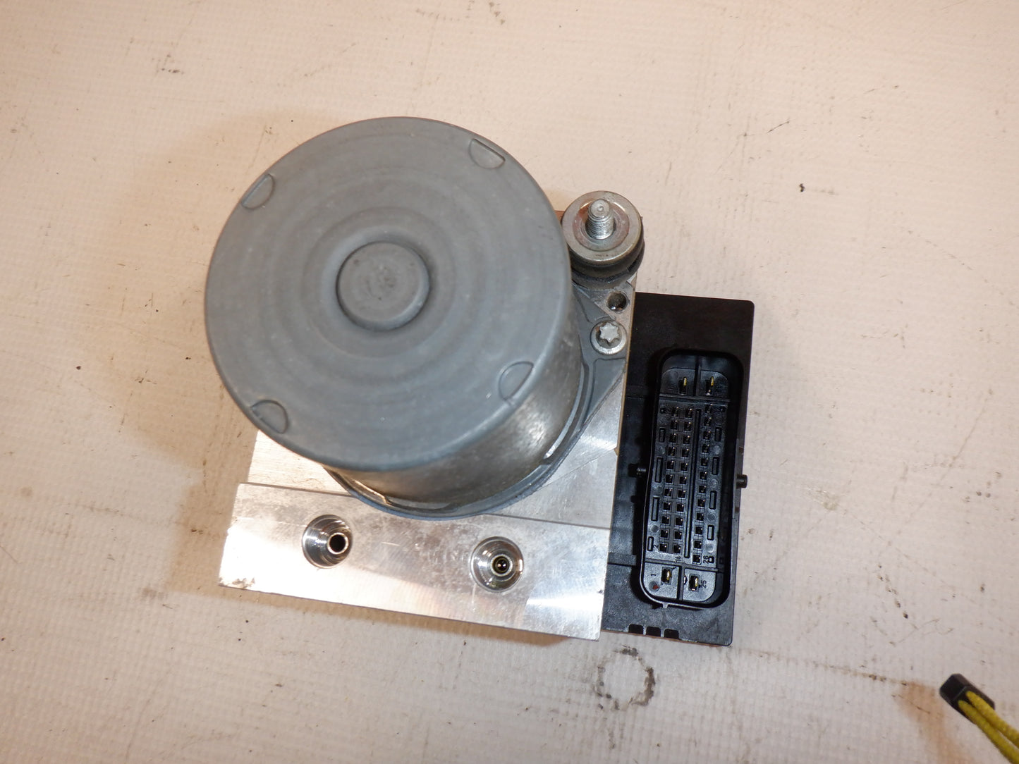 2013 Chevy Camaro SS Anti Lock Brake Pump ABS Module 22807506 OEM - Day's Parts Yard