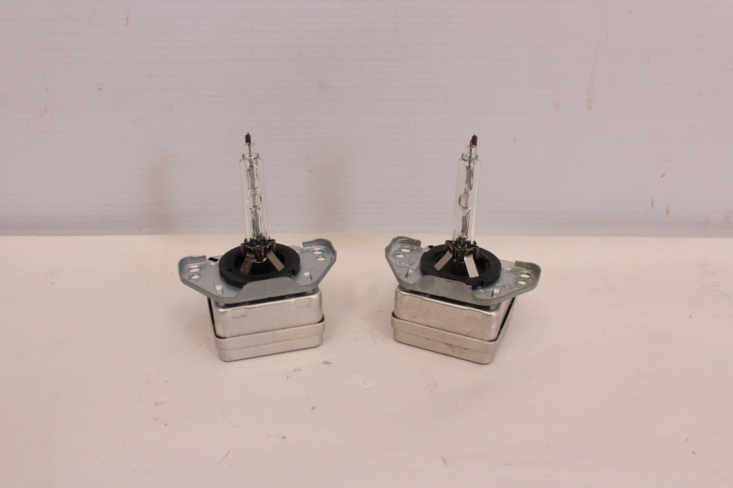 2010 Cadillac CTS-V Sedan Set Xenon Bulbs w/Clips HID Light Lamp Head Light OEM - Day's Parts Yard