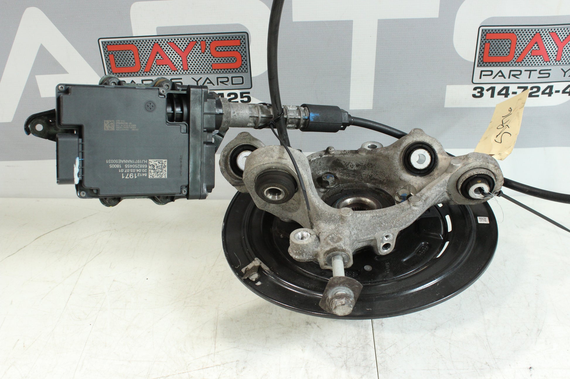 2018 Chevy Camaro ZL1 1LE Rear RH Passenger Spindle Hub w/ Parking Brake 84121971 OEM - Day's Parts Yard