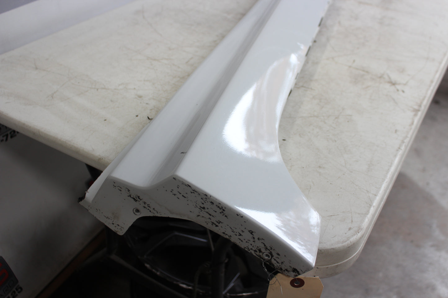 2009 Pontiac G8 GT LH Driver Rocker Molding White 92162075 OEM - Day's Parts Yard