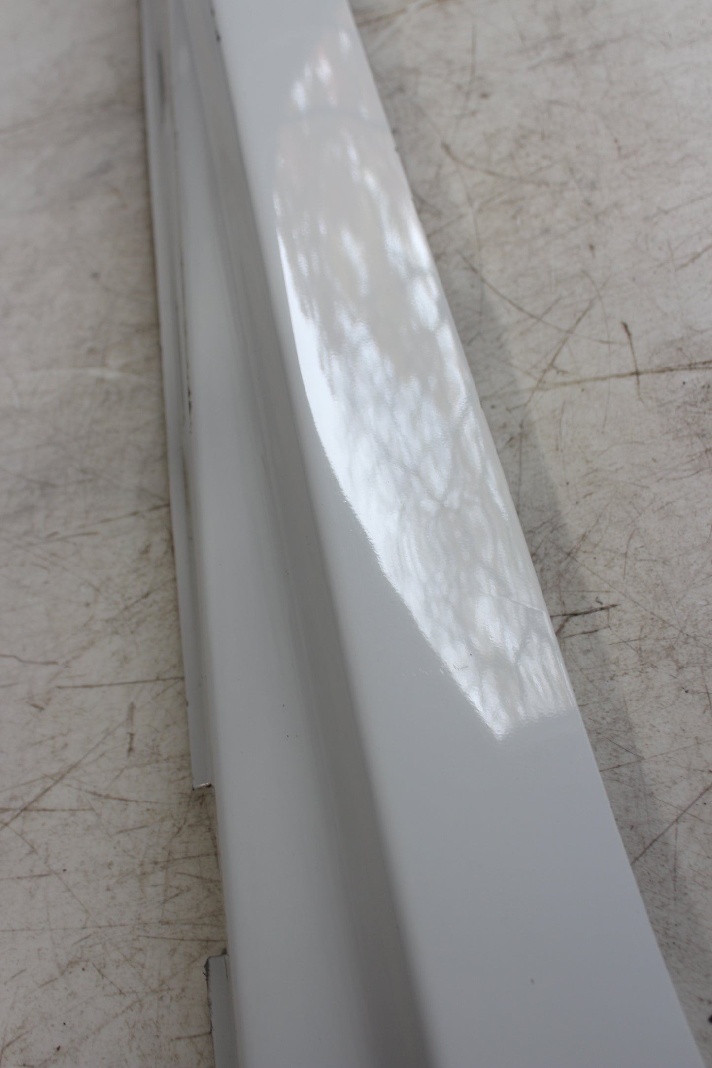 2009 Pontiac G8 GT LH Driver Rocker Molding White 92162075 OEM - Day's Parts Yard