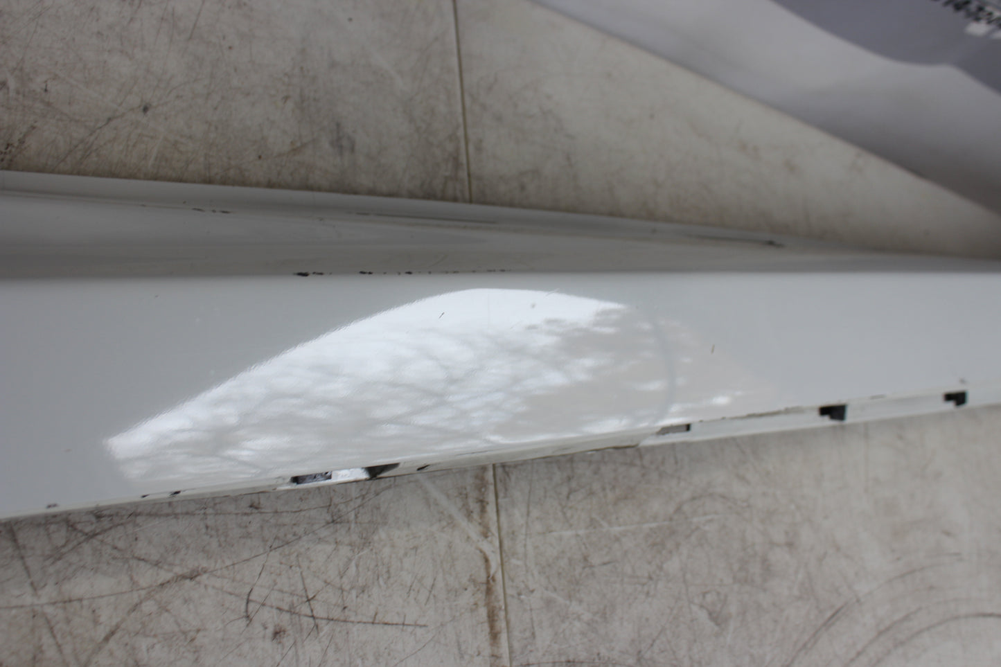 2009 Pontiac G8 GT LH Driver Rocker Molding White 92162075 OEM - Day's Parts Yard