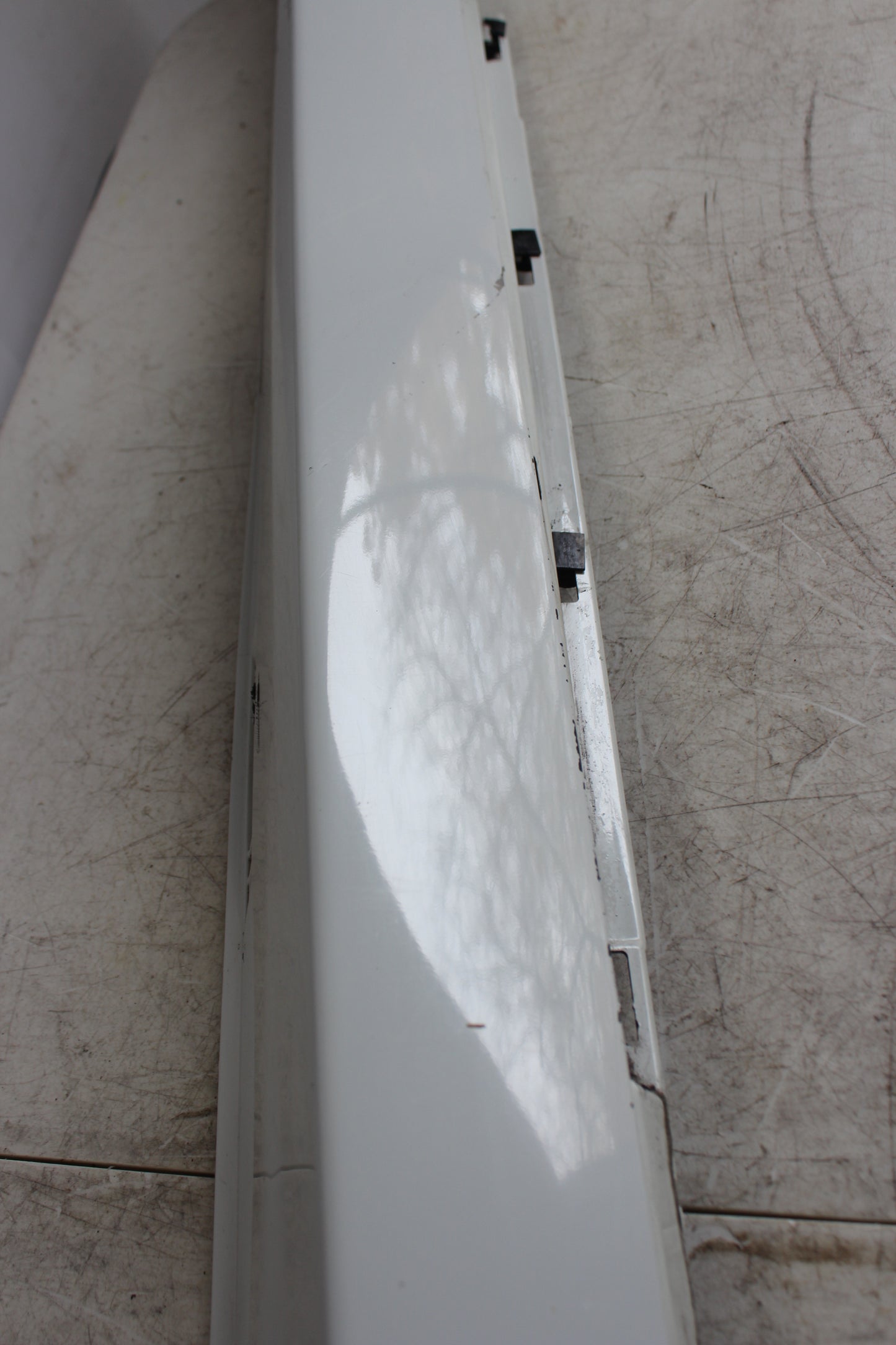 2009 Pontiac G8 GT LH Driver Rocker Molding White 92162075 OEM - Day's Parts Yard