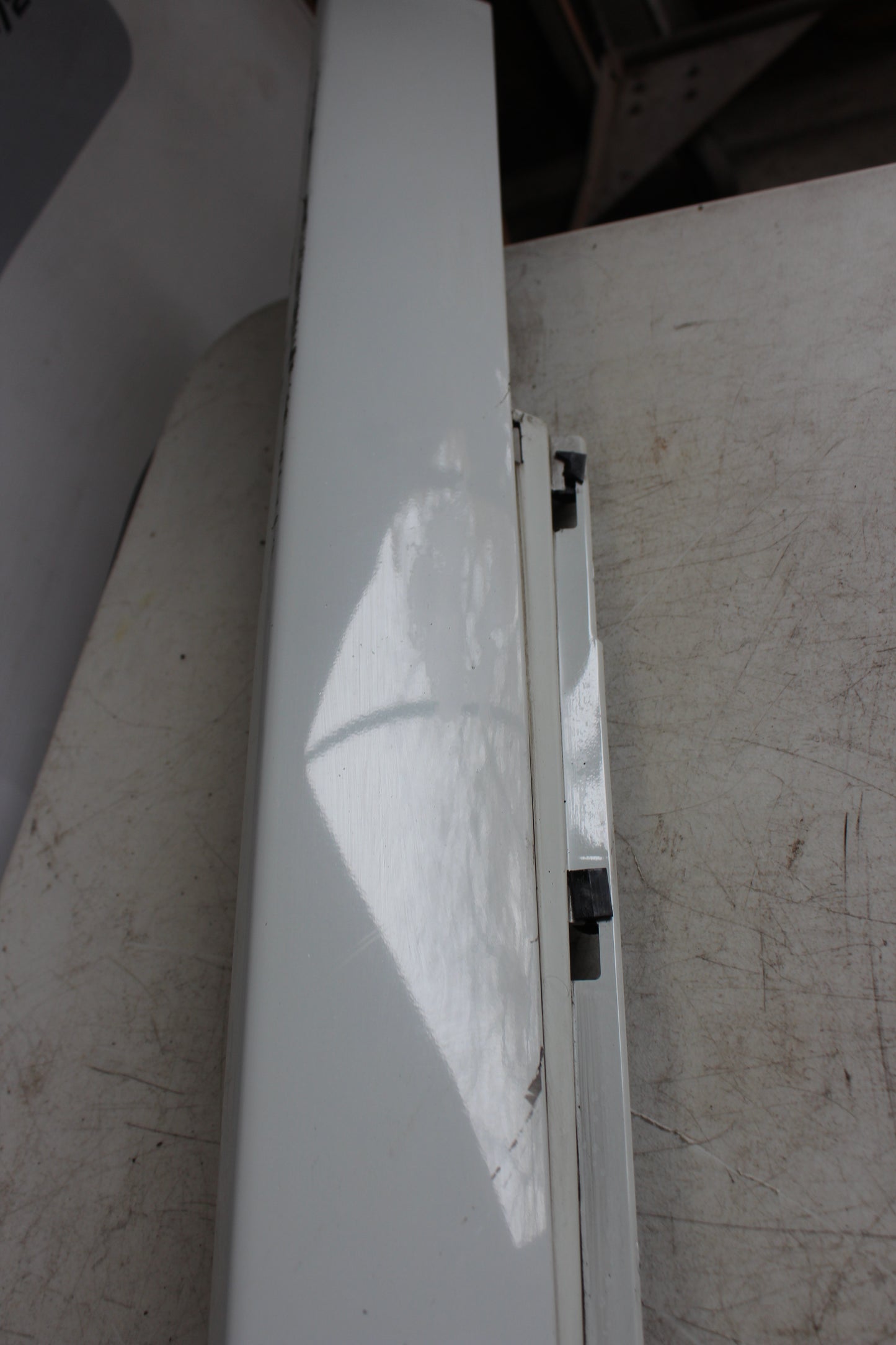 2009 Pontiac G8 GT LH Driver Rocker Molding White 92162075 OEM - Day's Parts Yard