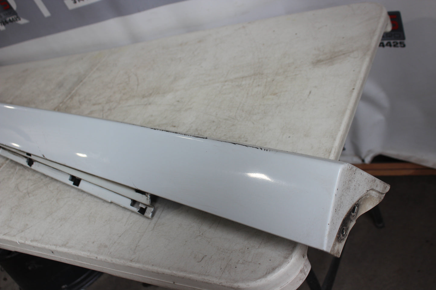 2009 Pontiac G8 GT LH Driver Rocker Molding White 92162075 OEM - Day's Parts Yard