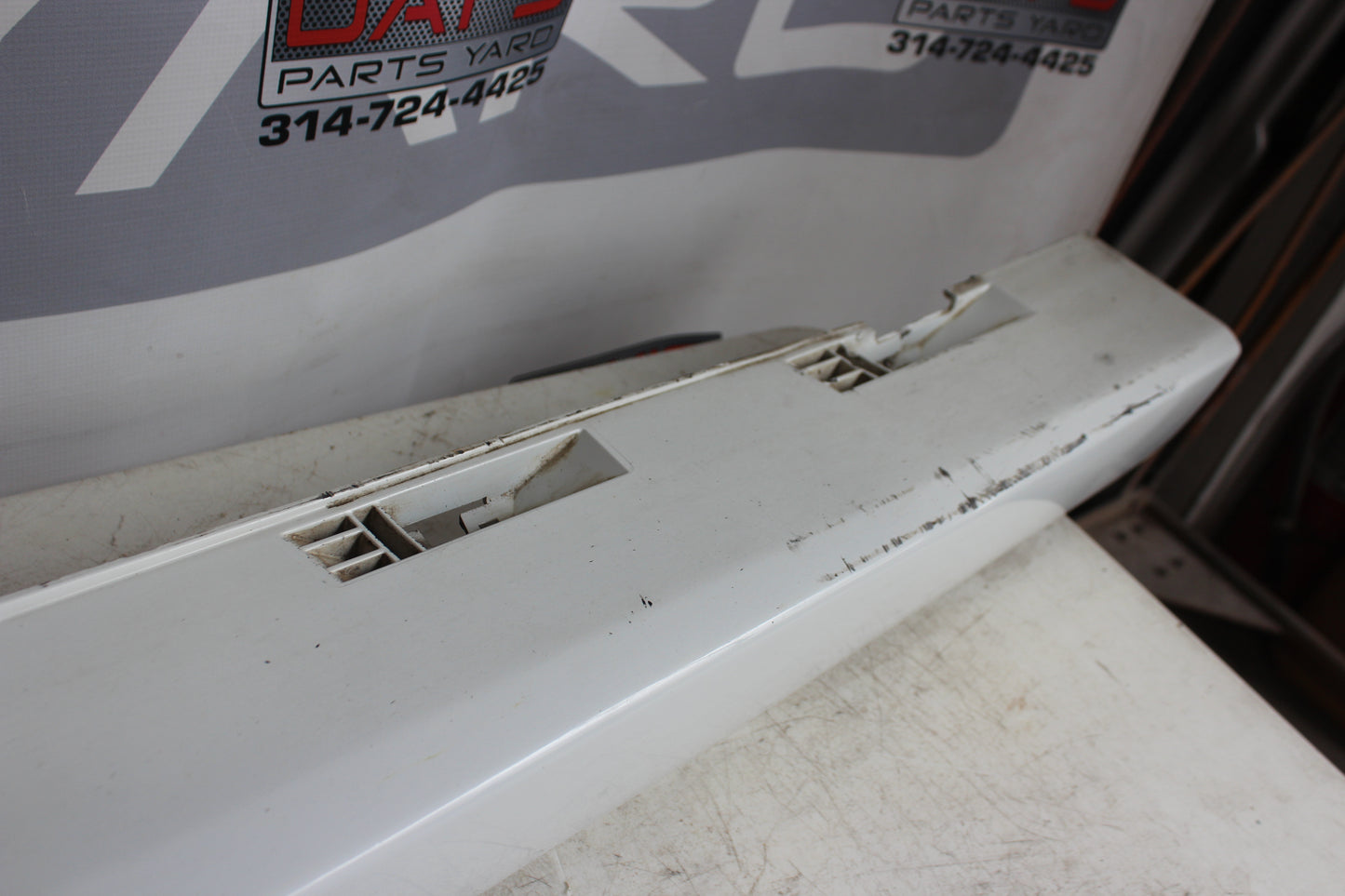 2009 Pontiac G8 GT LH Driver Rocker Molding White 92162075 OEM - Day's Parts Yard