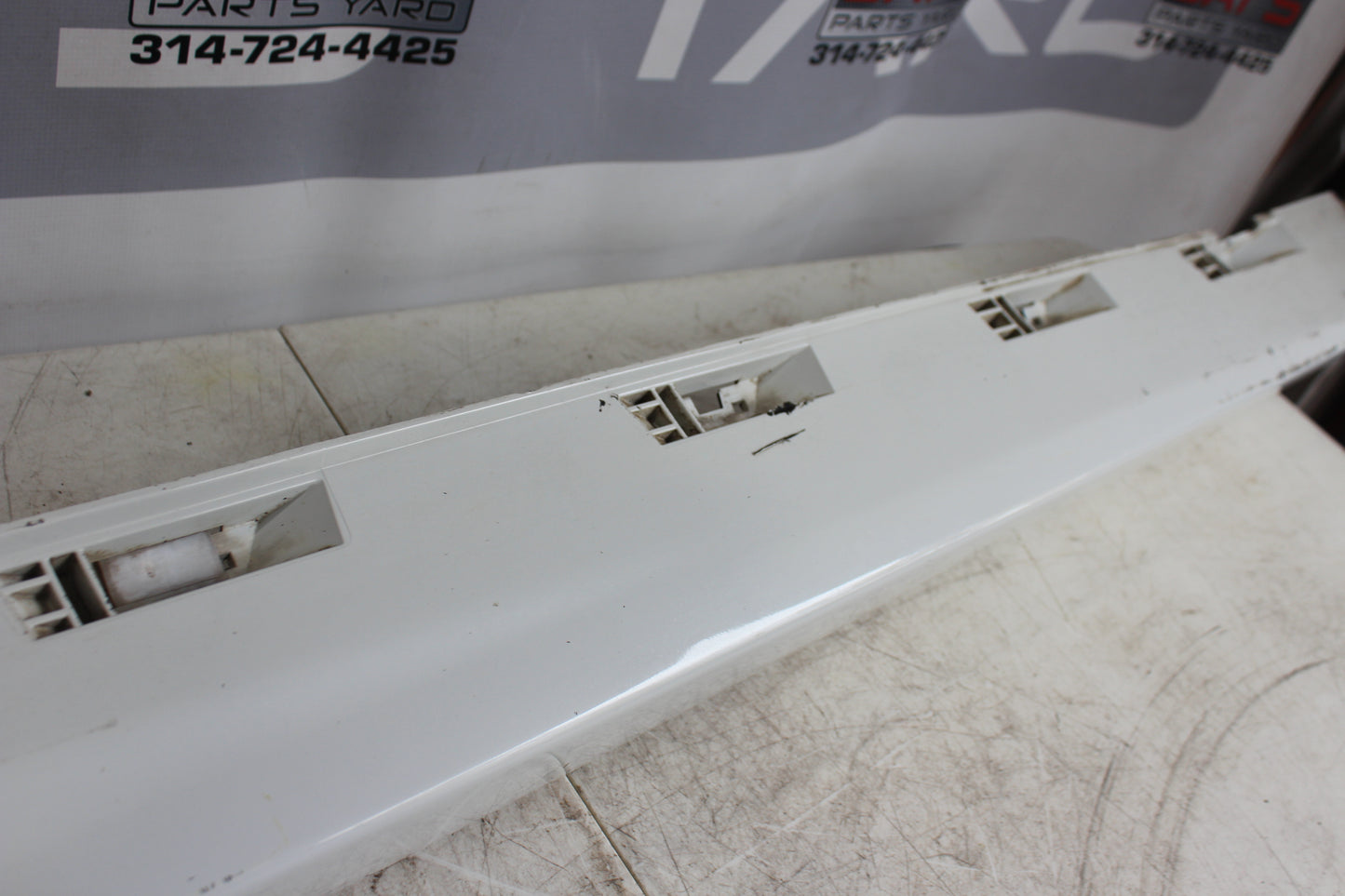 2009 Pontiac G8 GT LH Driver Rocker Molding White 92162075 OEM - Day's Parts Yard