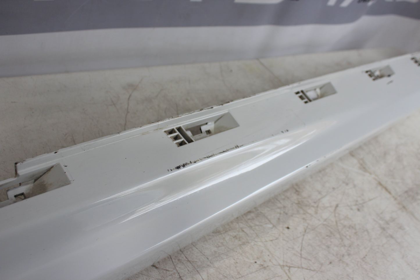 2009 Pontiac G8 GT LH Driver Rocker Molding White 92162075 OEM - Day's Parts Yard