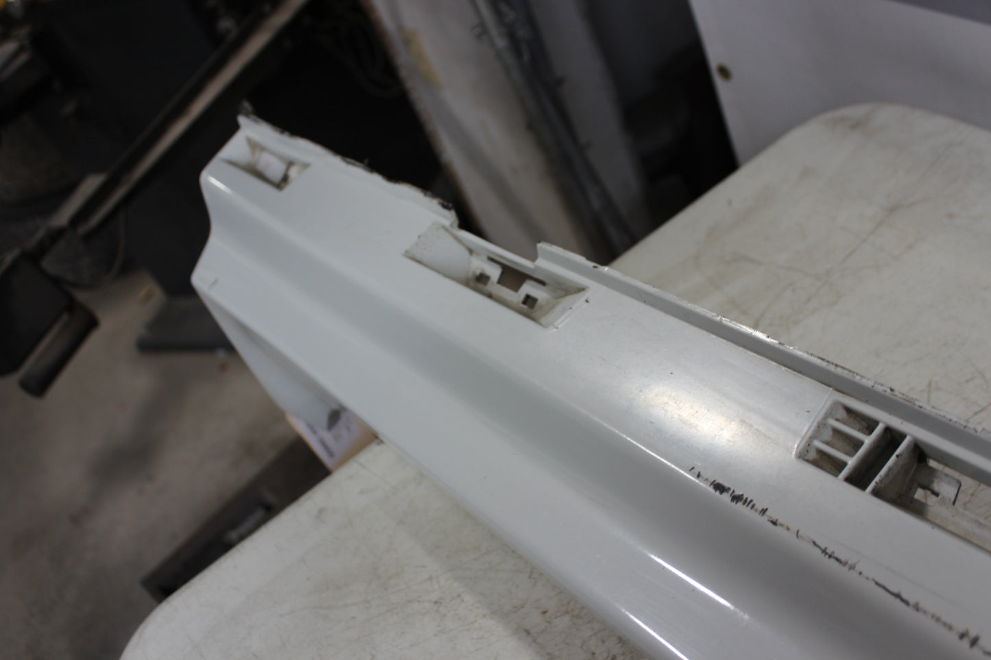 2009 Pontiac G8 GT LH Driver Rocker Molding White 92162075 OEM - Day's Parts Yard