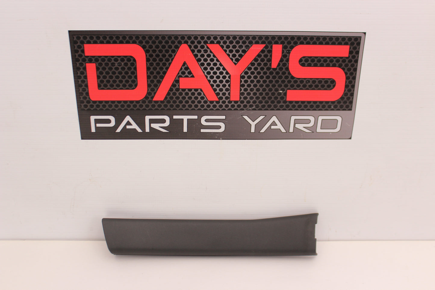 2009 Pontiac G8 GT Door Garnish Divider LH 92162042 OEM - Day's Parts Yard