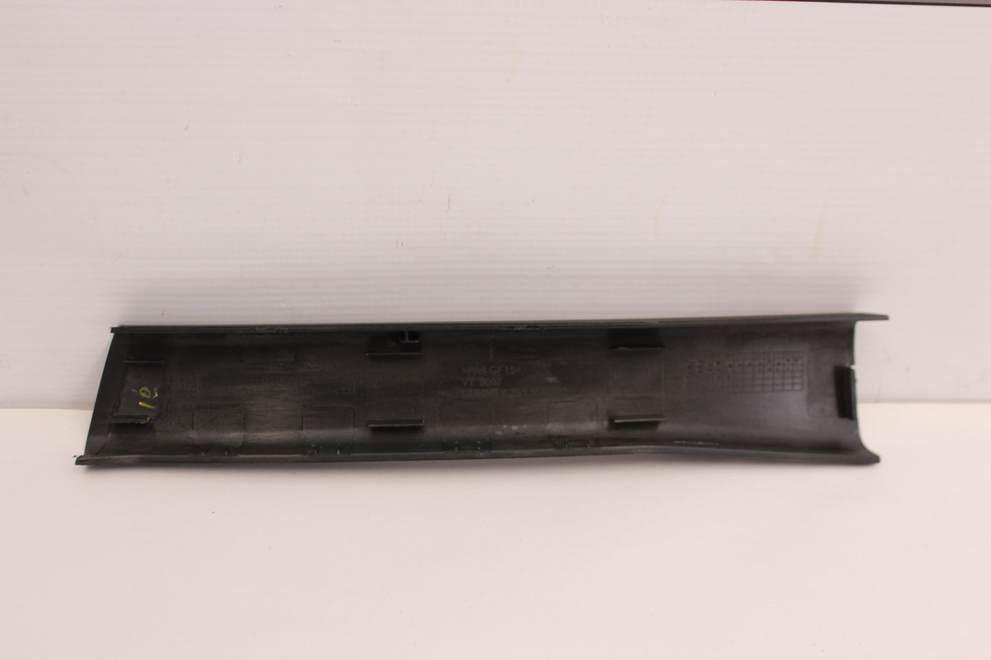 2009 Pontiac G8 GT Door Garnish Divider LH 92162042 OEM - Day's Parts Yard