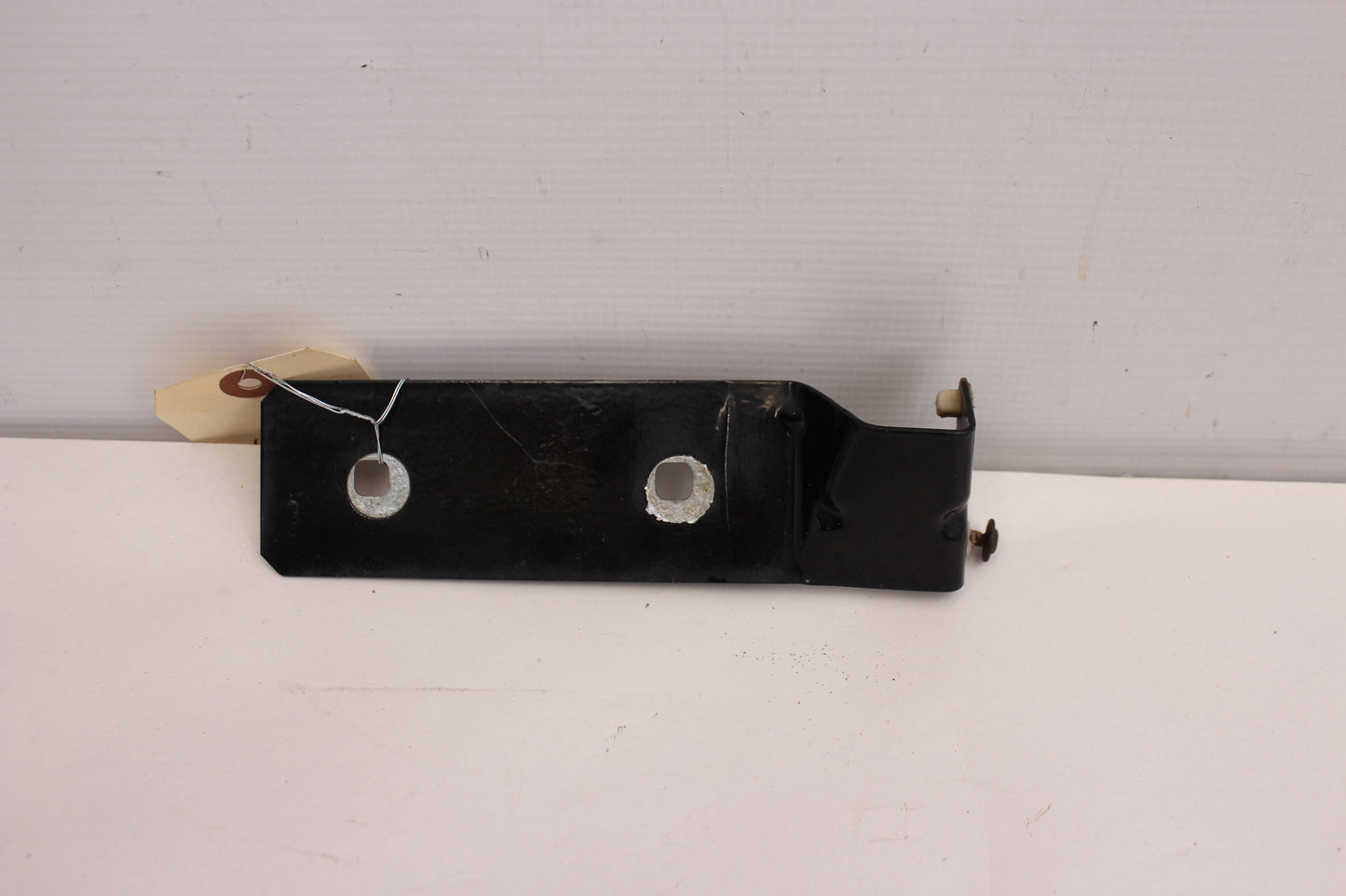 2006 Pontiac GTO Front LH Driver Side Skirt Rocker Molding Bracket OEM - Day's Parts Yard