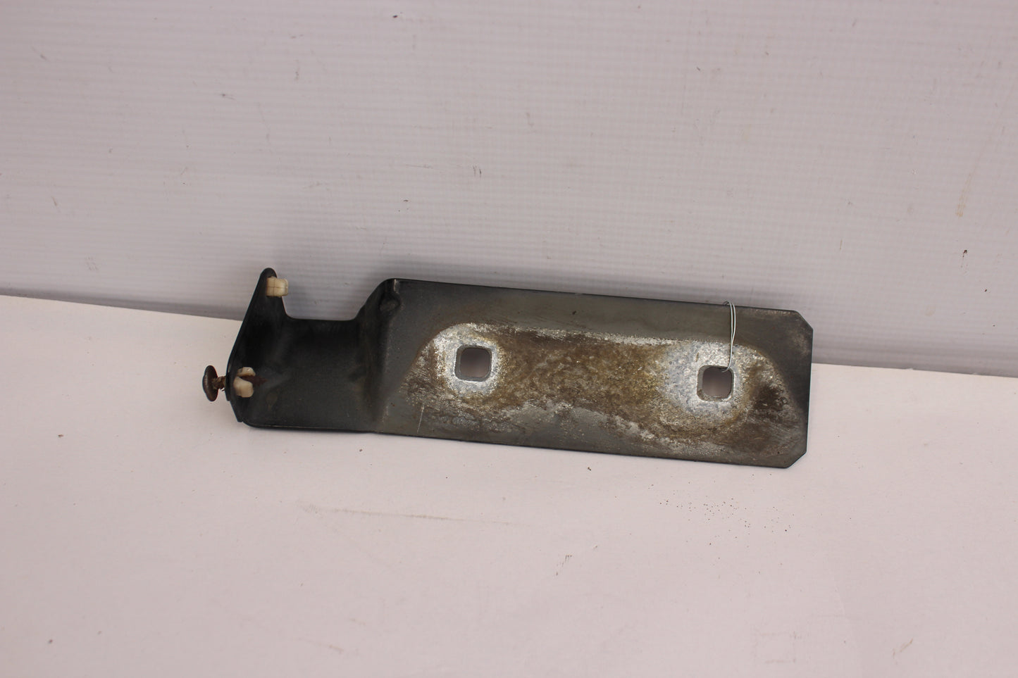 2006 Pontiac GTO Front LH Driver Side Skirt Rocker Molding Bracket OEM - Day's Parts Yard