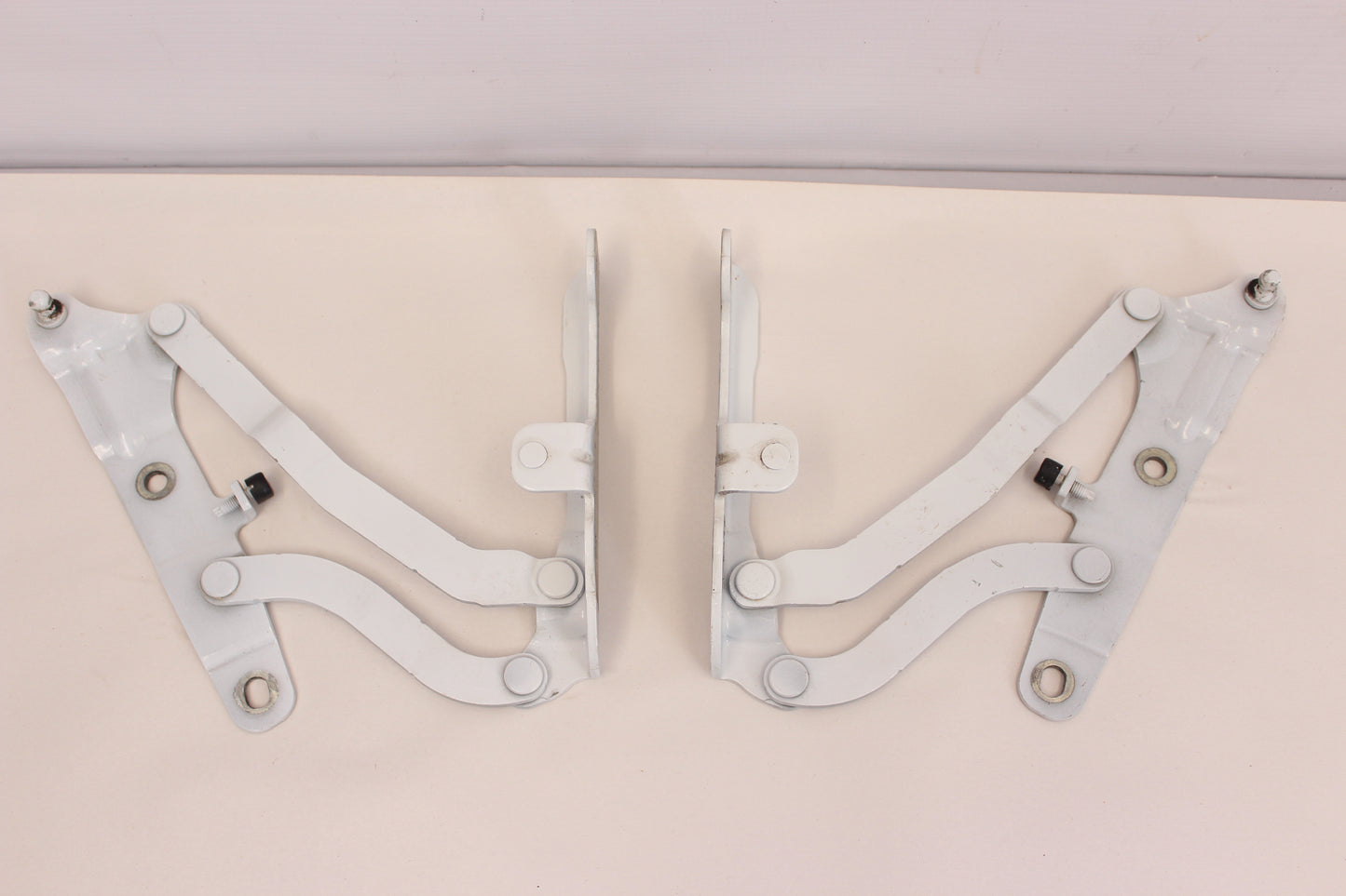 2016 Chevy SS Camaro RH & LH Trunk Deck Lid Hinges 23367129 23367130 OEM - Day's Parts Yard