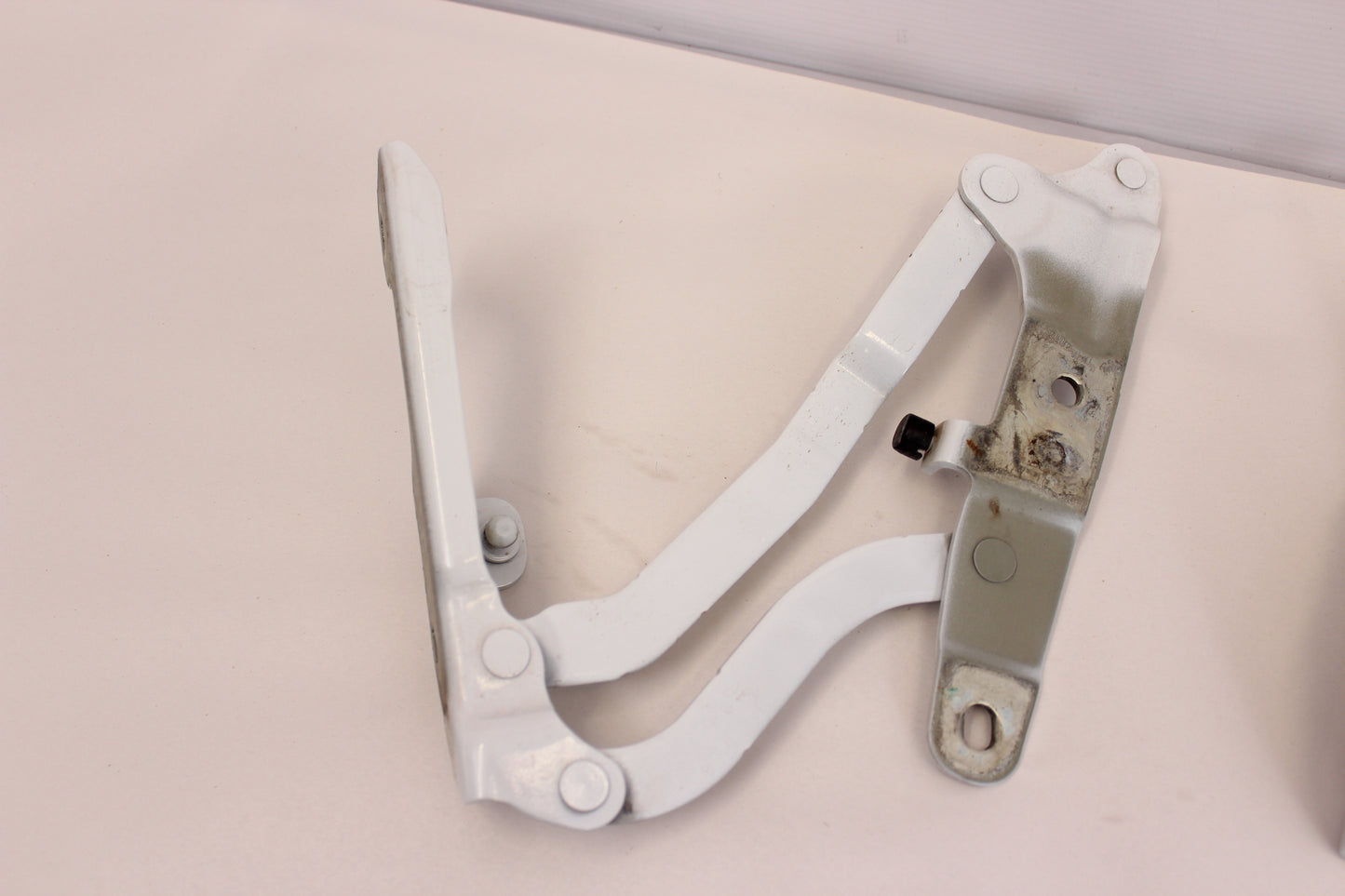 2016 Chevy SS Camaro RH & LH Trunk Deck Lid Hinges 23367129 23367130 OEM - Day's Parts Yard