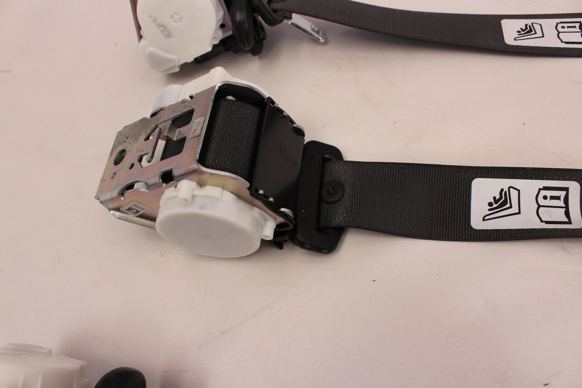 2017 Chevy SS Sedan Rear Seat Belt Set Retractors & Buckles 92458009 92275628 92458008 OEM - Day's Parts Yard