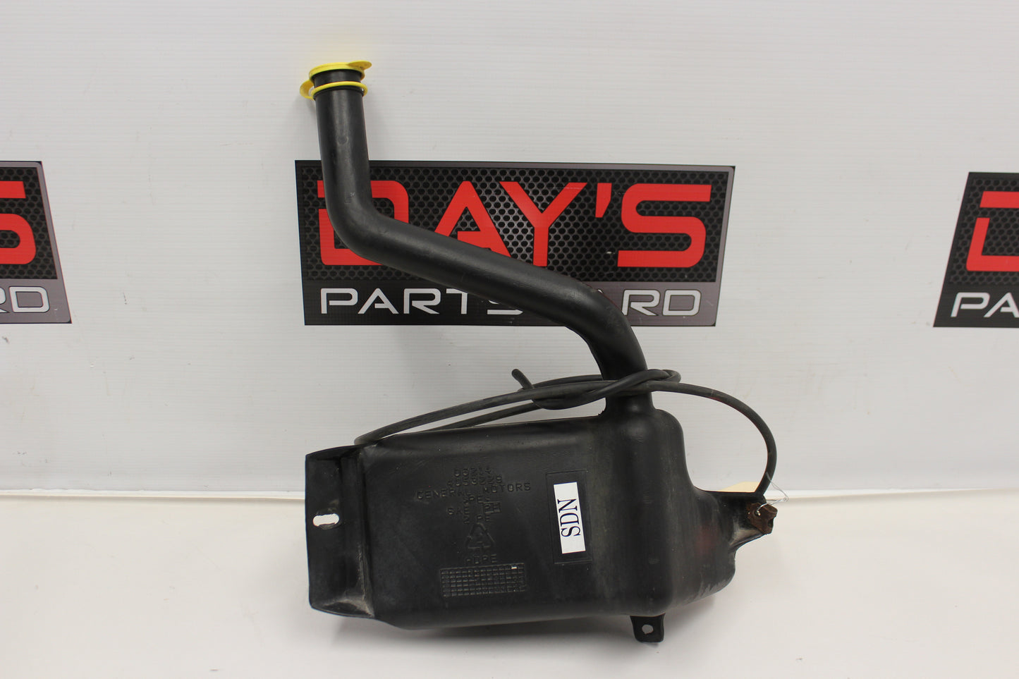 2006 Pontiac GTO Windshield Wiper Pump and Reservoir 4053229 OEM - Day's Parts Yard