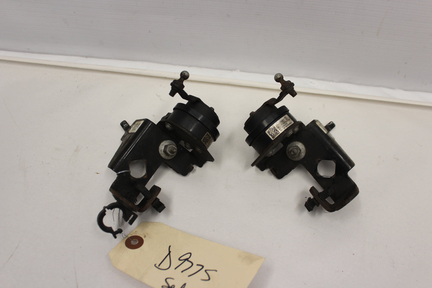 2017 Chevy Corvette Grand Sport 2LT Front RH & LH Ride Height Sensor 23110568 23110567 OEM - Day's Parts Yard