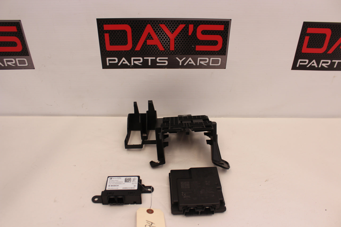 2018 Chevrolet Camaro SS Parking Assist and Keyless Entry Module w/ Bracket OEM - Day's Parts Yard