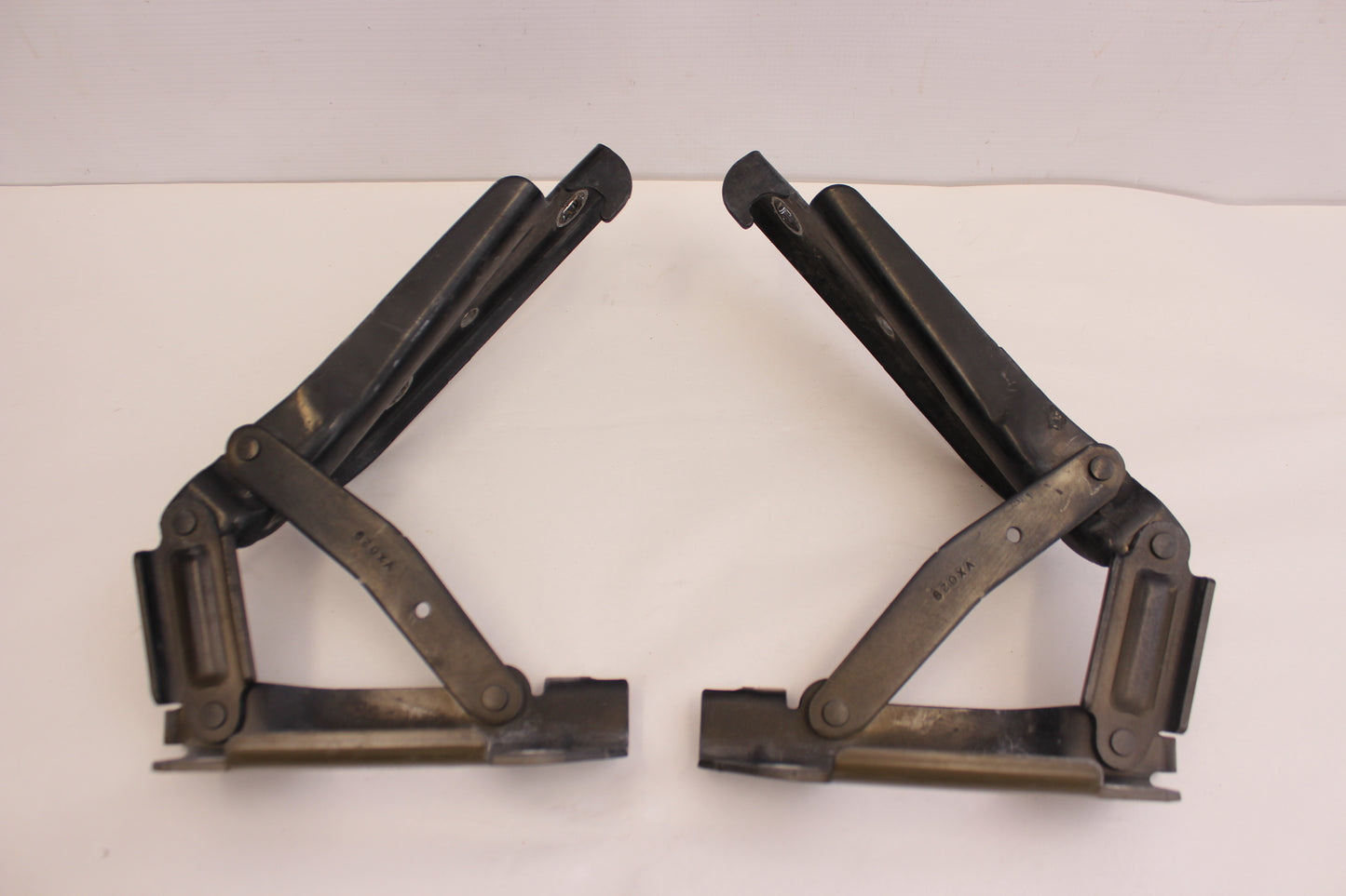 2011 Chevy Camaro SS RH & LH Hood Hinges 92235924 92235925 OEM - Day's Parts Yard