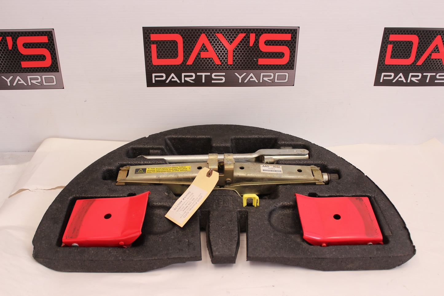 2005 Pontiac GTO Emergency Spare Tire Jack Kit 92209032 OEM. - Day's Parts Yard