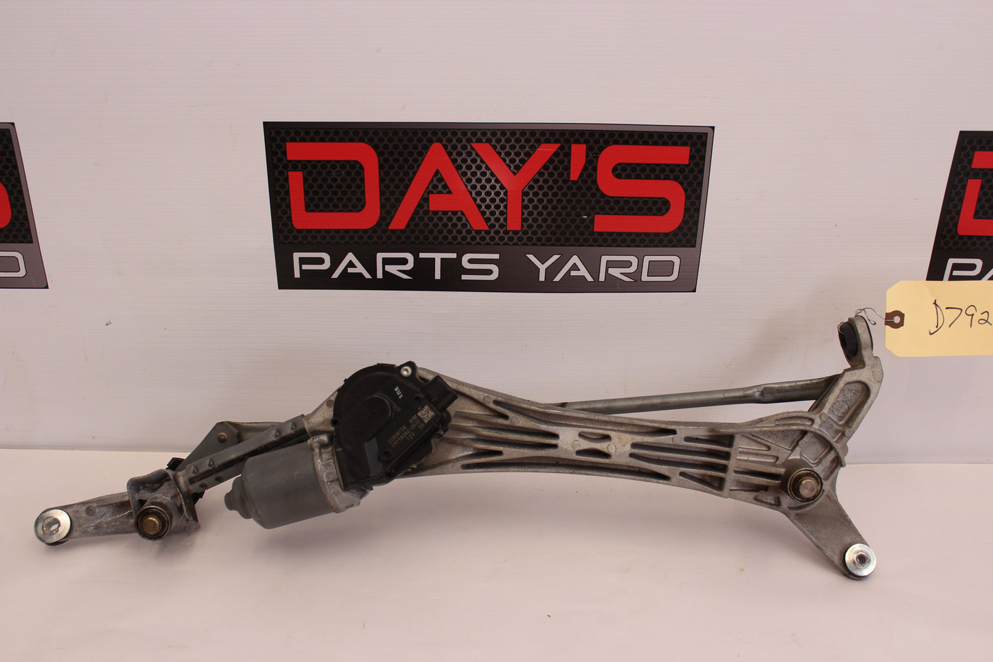 2011 Cadillac CTS-V Coupe Front Windshield Wiper Transmission Linkage 20904380 OEM - Day's Parts Yard