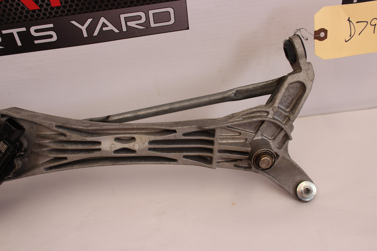 2011 Cadillac CTS-V Coupe Front Windshield Wiper Transmission Linkage 20904380 OEM - Day's Parts Yard