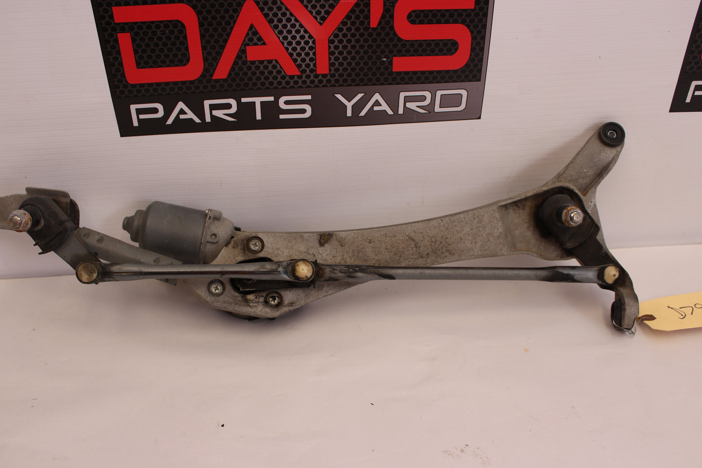 2011 Cadillac CTS-V Coupe Front Windshield Wiper Transmission Linkage 20904380 OEM - Day's Parts Yard
