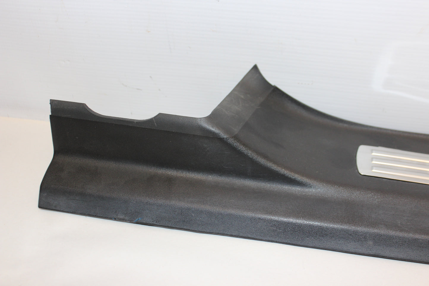 2009 Pontiac G8 Left Rear Door Sill Kick Panel / Scuff Plate OEM - Day's Parts Yard
