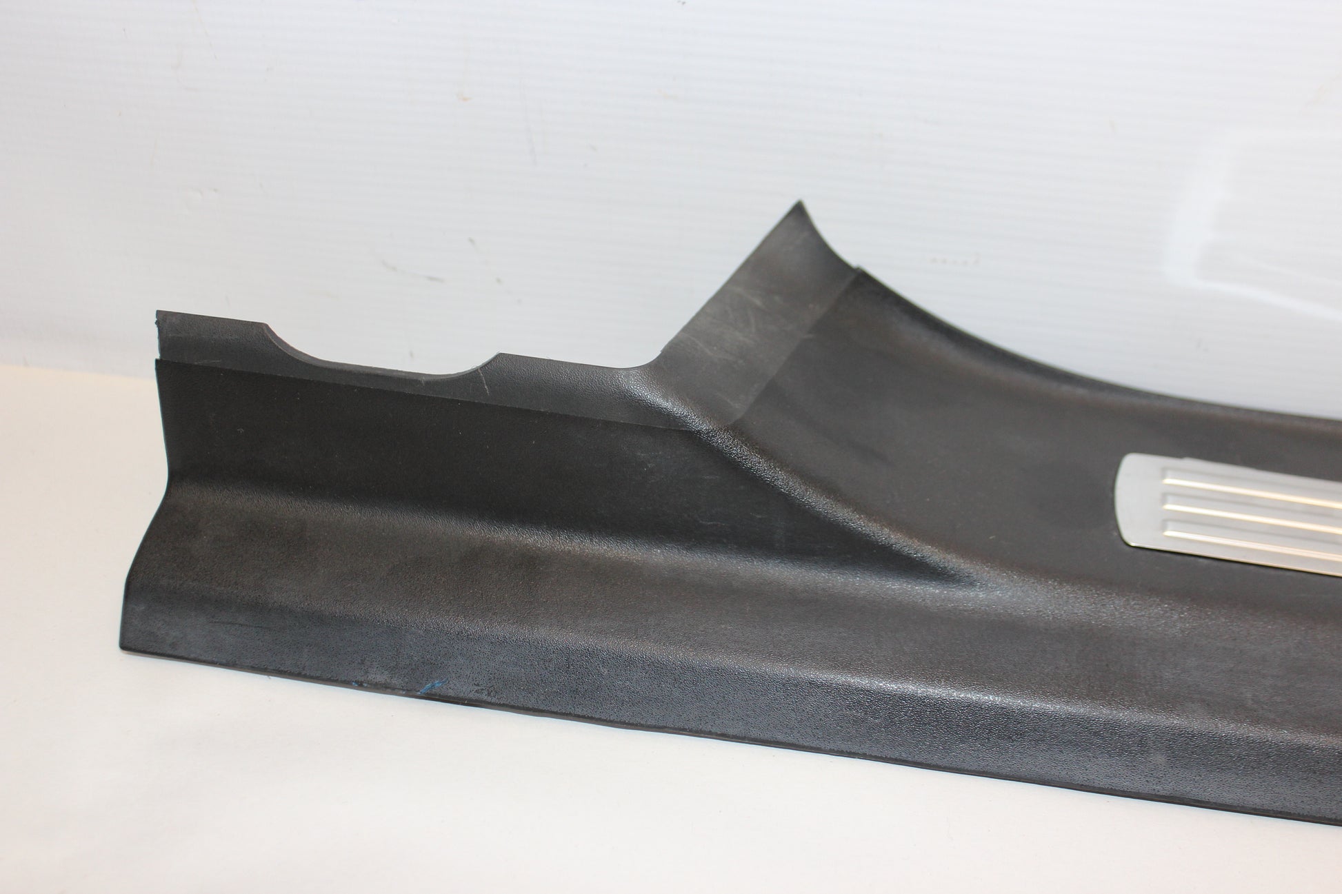2009 Pontiac G8 Left Rear Door Sill Kick Panel / Scuff Plate OEM - Day's Parts Yard