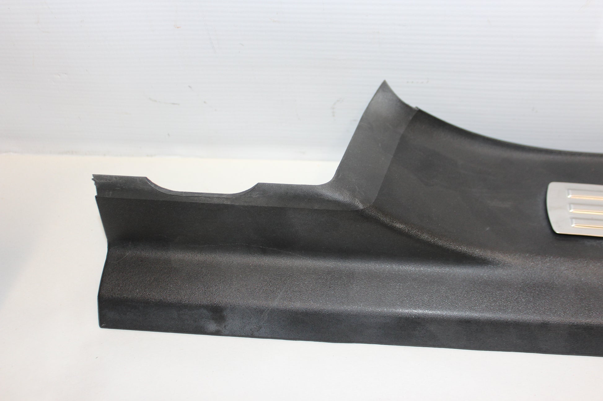 2009 Pontiac G8 Left Rear Door Sill Kick Panel / Scuff Plate OEM - Day's Parts Yard
