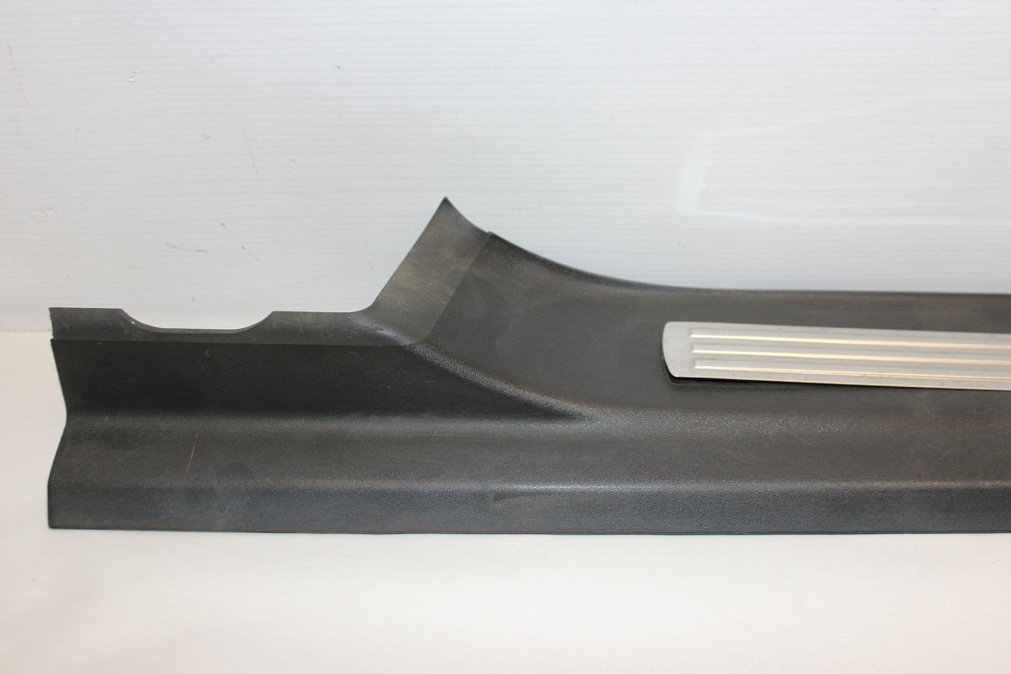 2009 Pontiac G8 Left Rear Door Sill Kick Panel / Scuff Plate OEM - Day's Parts Yard
