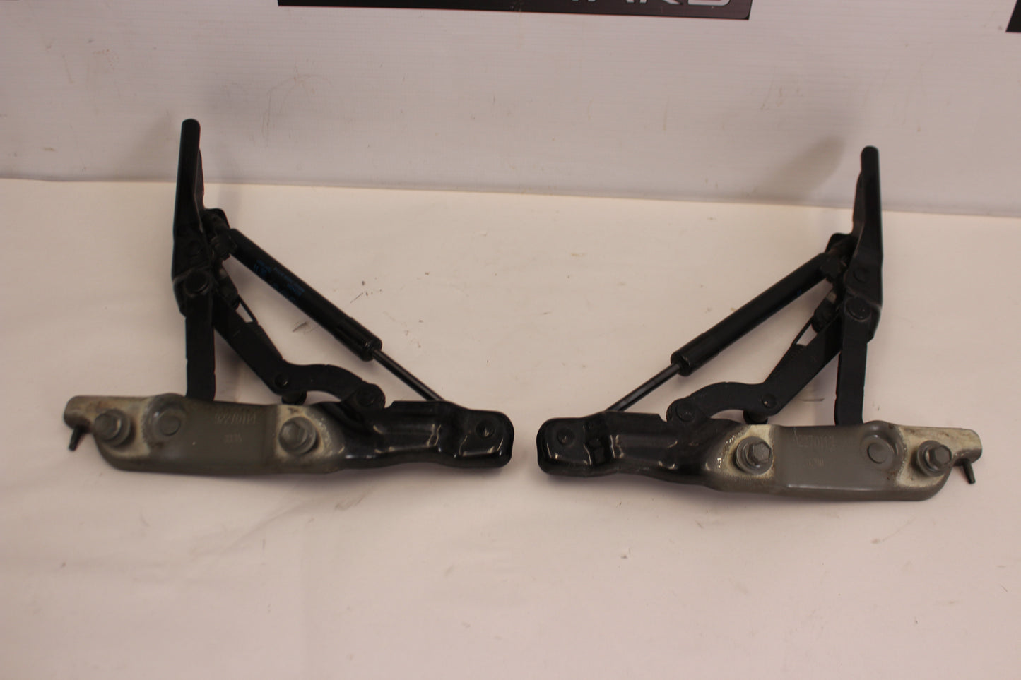 2014 Chevy SS Sedan RH & LH Trunk Hinges 92270113 92270114 OEM - Day's Parts Yard