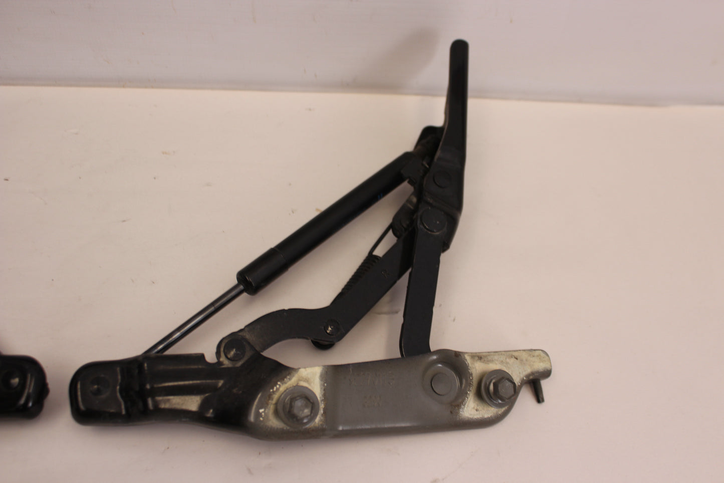 2014 Chevy SS Sedan RH & LH Trunk Hinges 92270113 92270114 OEM - Day's Parts Yard