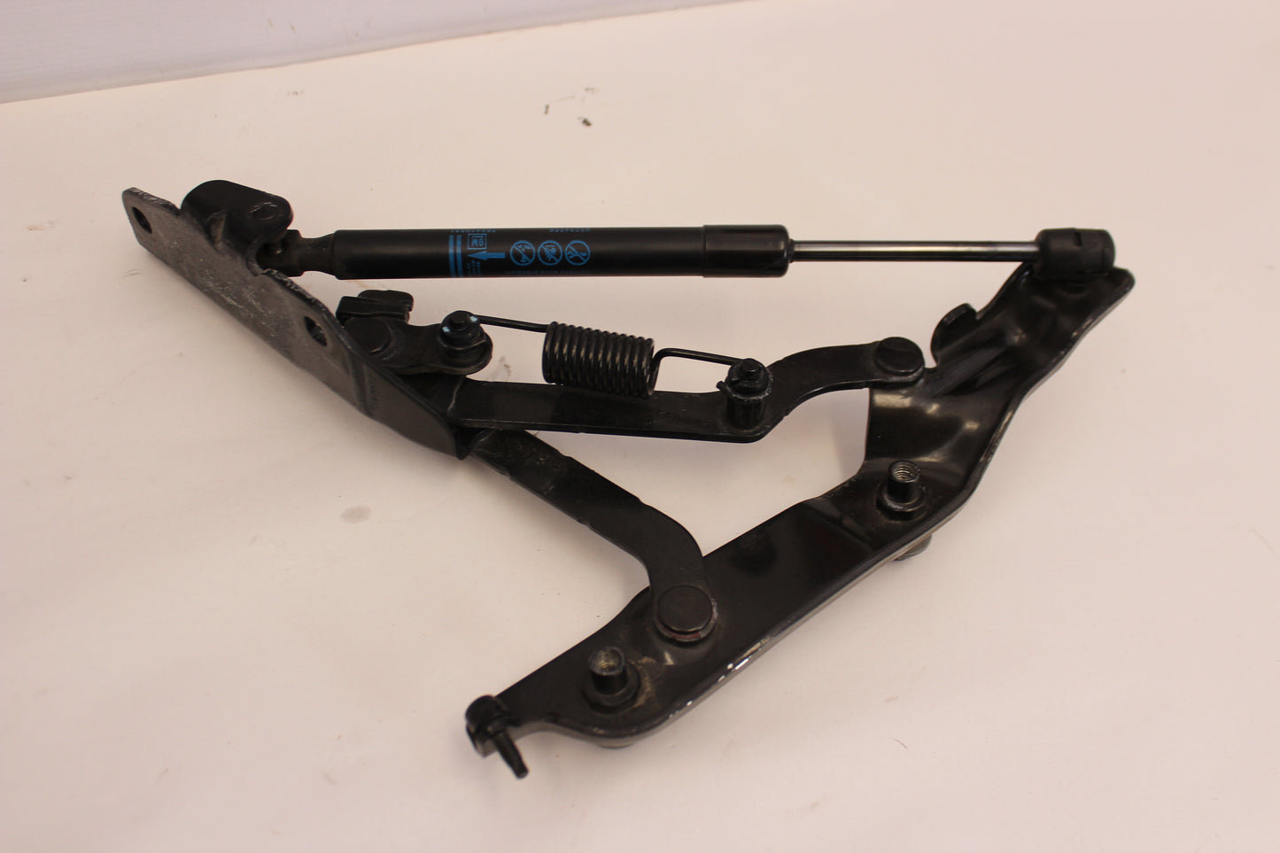 2014 Chevy SS Sedan RH & LH Trunk Hinges 92270113 92270114 OEM - Day's Parts Yard