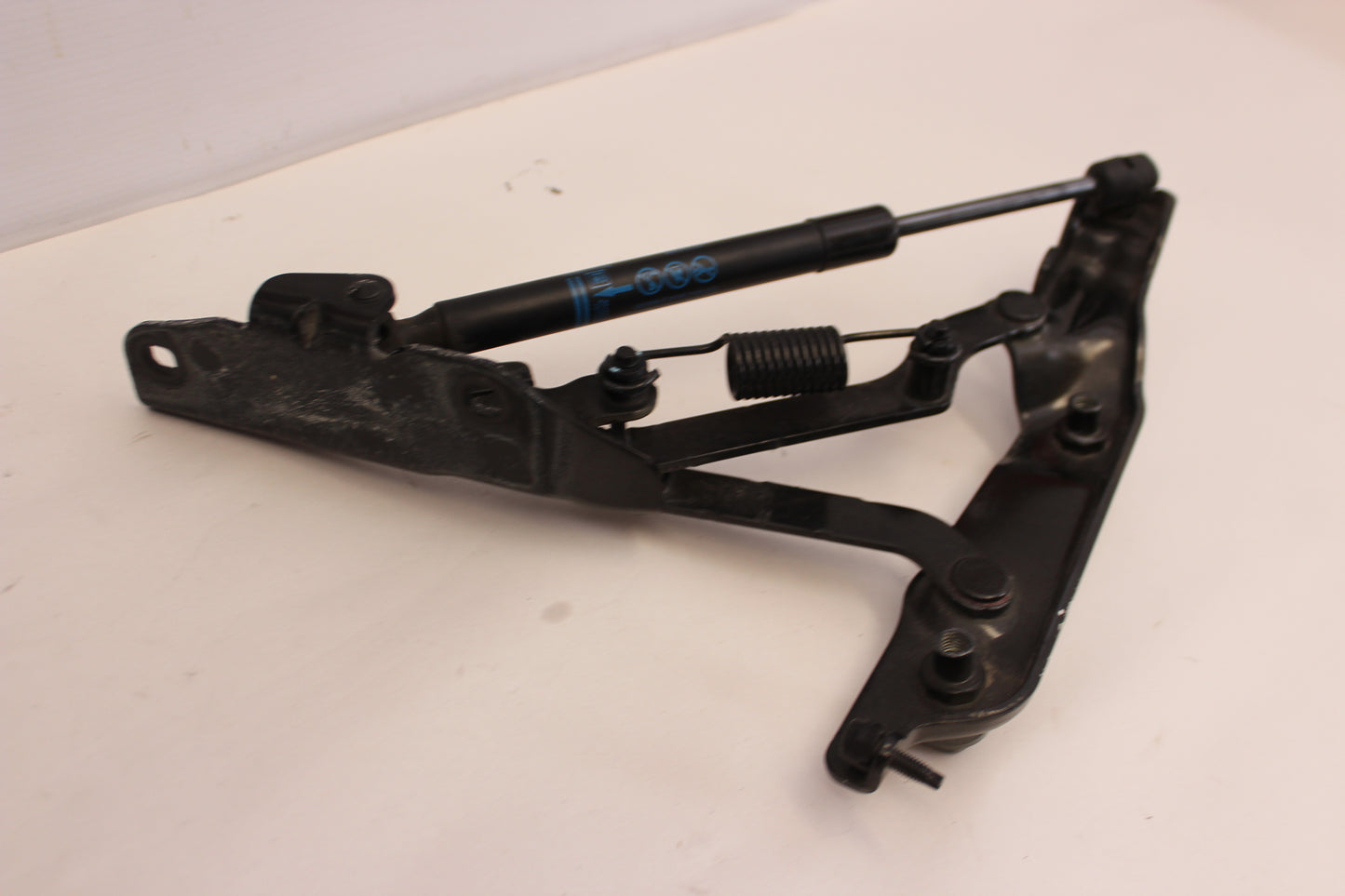 2014 Chevy SS Sedan RH & LH Trunk Hinges 92270113 92270114 OEM - Day's Parts Yard