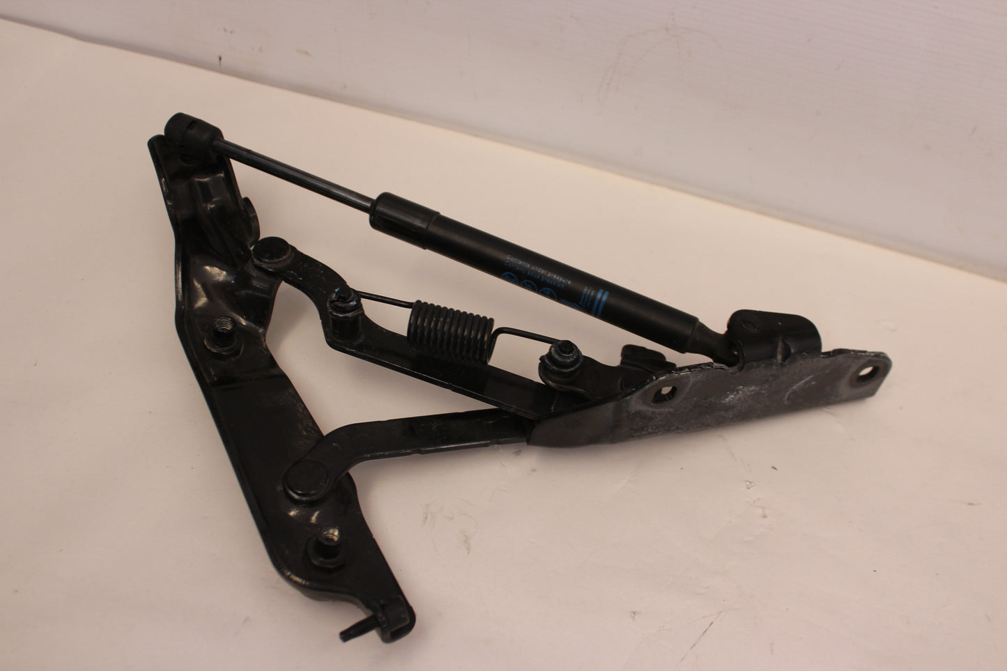 2014 Chevy SS Sedan RH & LH Trunk Hinges 92270113 92270114 OEM - Day's Parts Yard