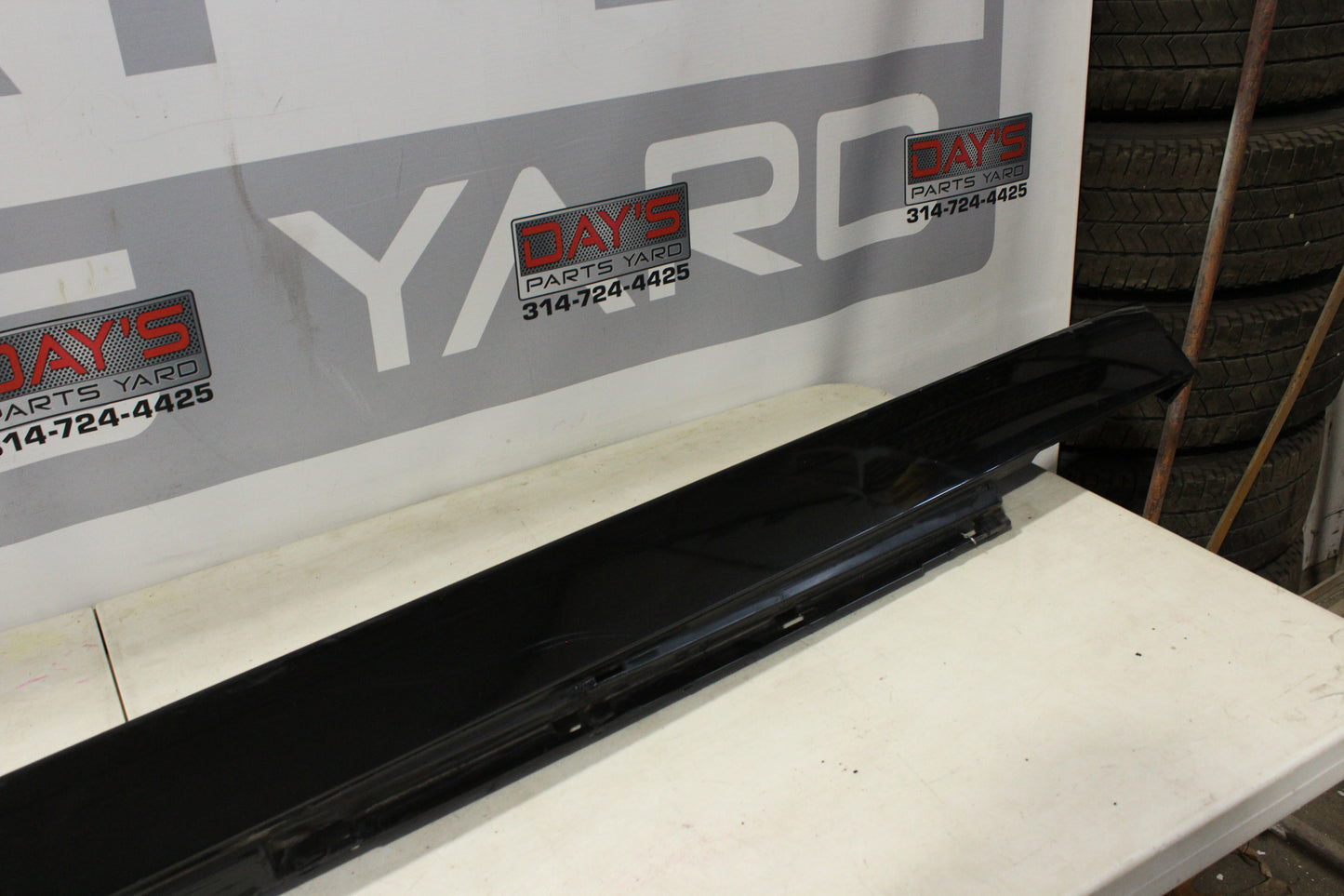 2008 Pontiac G8 GT LH Driver Rocker Molding Panel Trim 92162075 OEM - Day's Parts Yard